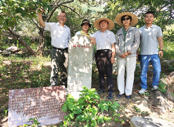 1.国家中药材标准化与质量评估创新联盟专家组考察山楂规范化种植基地_副本.jpg