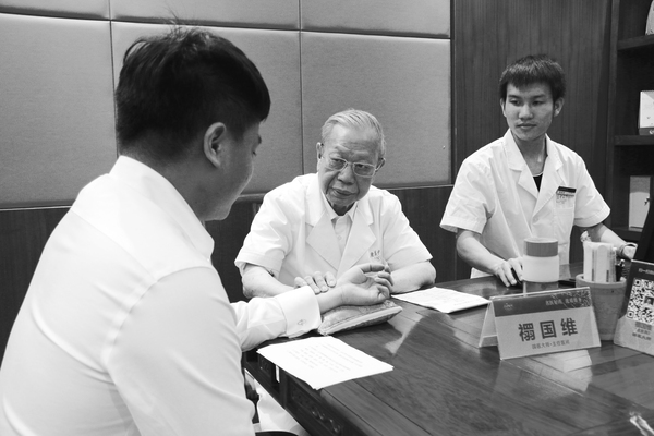 6-禤老在康美中医馆坐诊.jpg