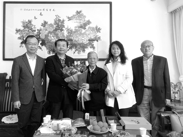 8-春节期间，广药集团党委书记、董事长李楚源，康美药业董事长赖志坚一行慰问禤老.jpg